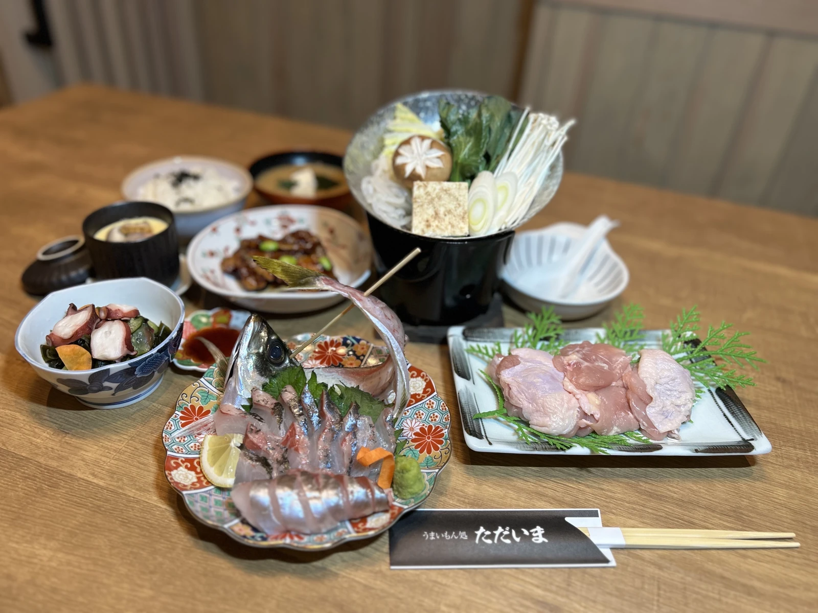 アジの姿造りと鍋野菜、小鉢などを組み合わせたお食事