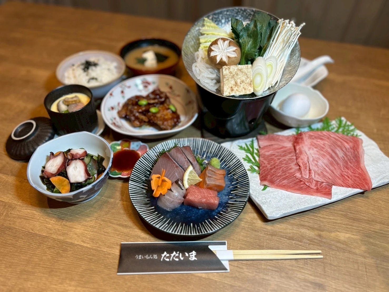 刺身、肉料理、鍋野菜などを合わせたコース料理