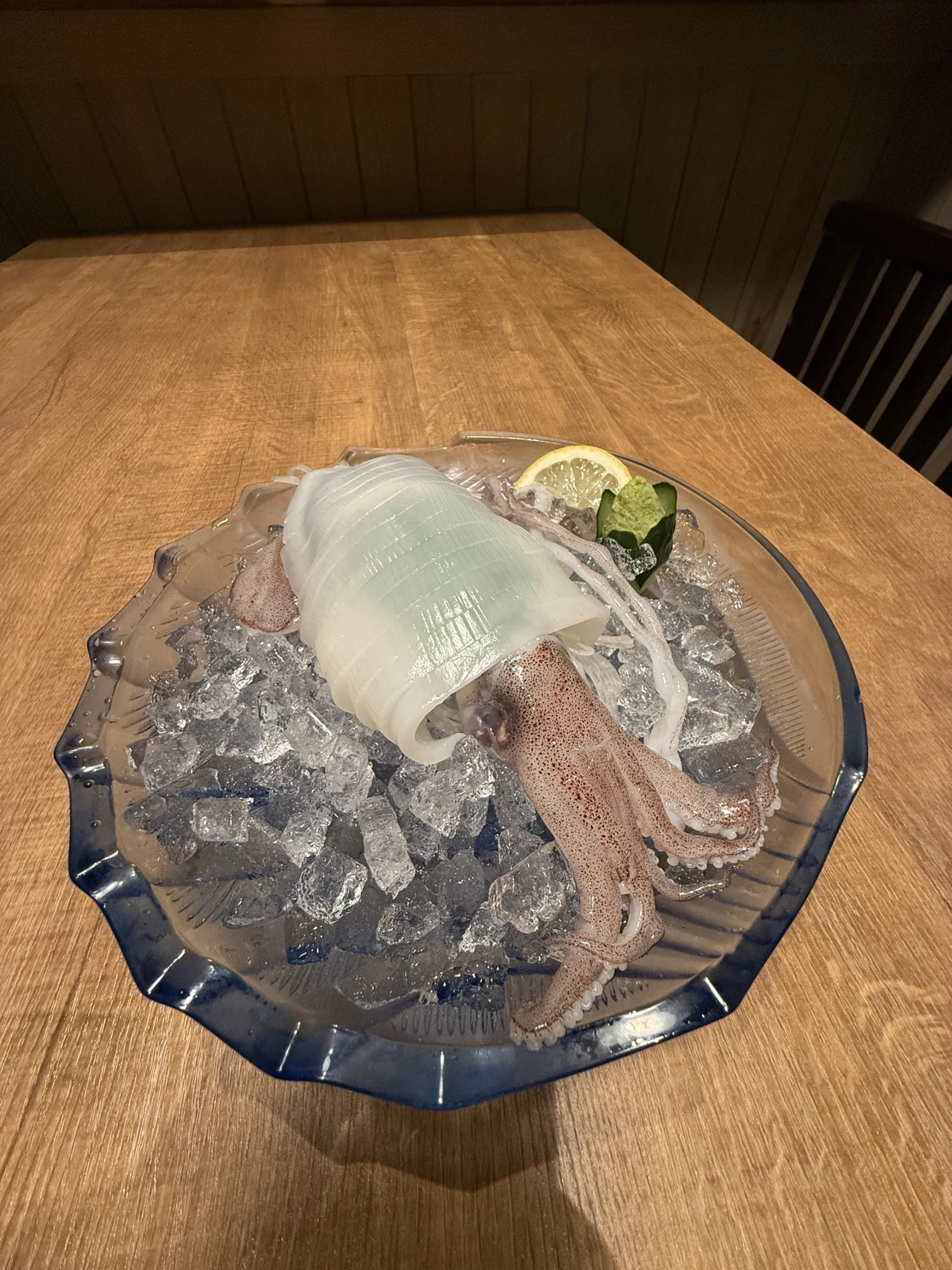 氷を敷いたガラス皿に盛られたケンサキイカの姿造り